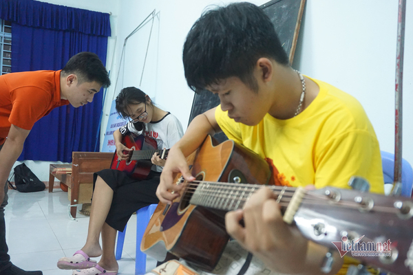 Lớp guitar đặc biệt của trung úy công an Đà Nẵng