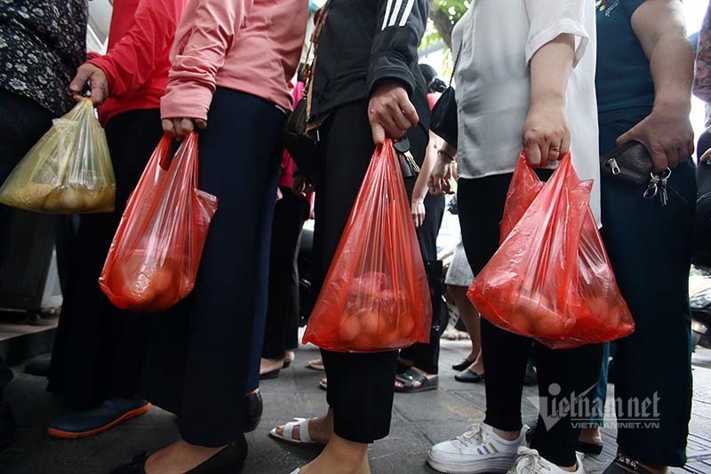 Mỗi năm 1 lần, ngã tư Hà Nội lại tắc vì món bánh cổ truyền của quán nổi tiếng