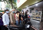 One a year, sales of famous restaurant’s traditional cakes cause traffic jams at Hanoi crossroads