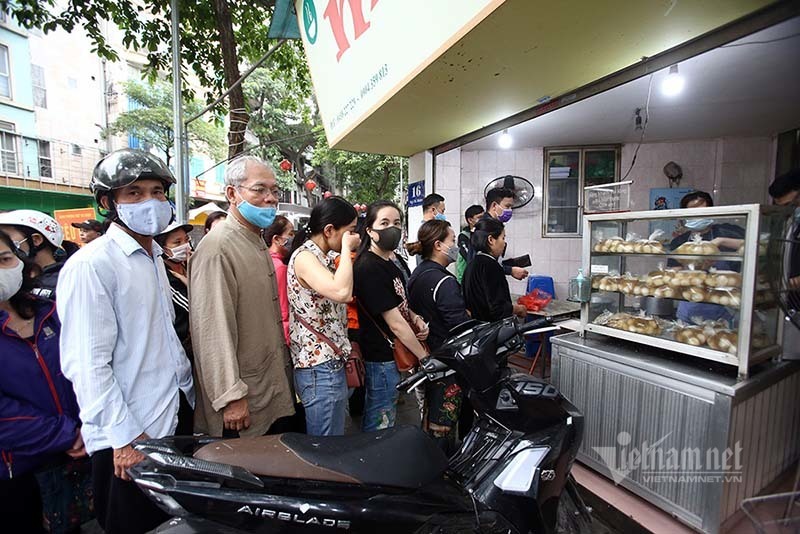 One a year, sales of famous restaurant’s traditional cakes cause traffic jams at Hanoi crossroads