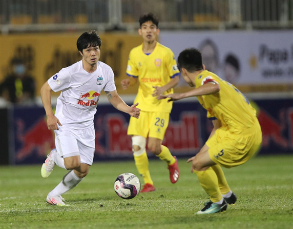 Last-minute goals, resignations and a police escort on a wild Monday in the V.league 1