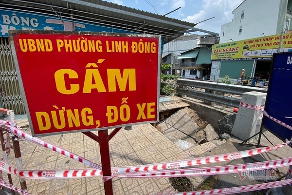 'Hố tử thần' nuốt xe máy dựng trên vỉa hè ở TP Thủ Đức