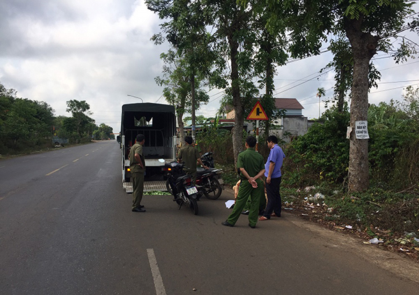 Lái xe máy tông vào gốc cây ven đường, 2 thiếu niên tử vong