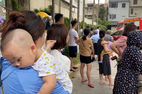 Phụ huynh bồng con chạy khỏi đám cháy ở chung cư