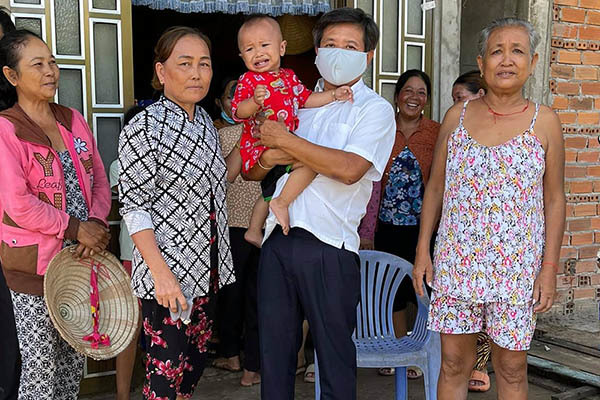 Trò chuyện với Phó Bí thư, ông Đoàn Ngọc Hải chuyển lại tiền cho An Giang