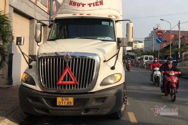 Nữ sinh viên ở Sài Gòn bò ra từ gầm xe container sau va chạm giao thông