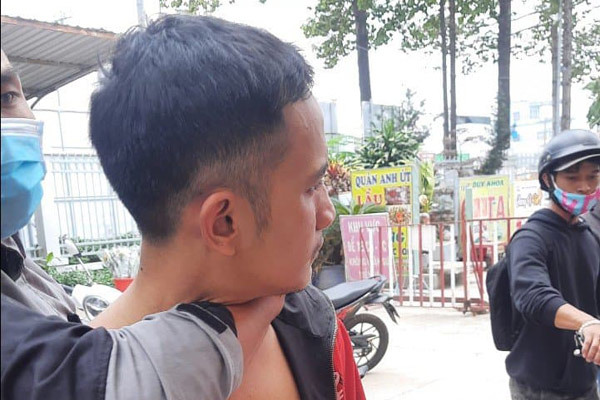 Cô gái ở TP.HCM bị 2 kẻ cướp giật điện thoại, tống tình