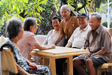 Việt Nam đang đối mặt với thách thức già hóa dân số