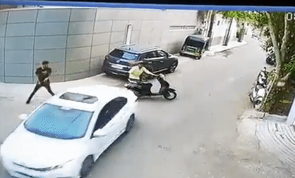 Trả đũa sau va chạm, tài xế ô tô lùi xe húc văng xe máy