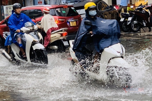 Mưa như trút, nhiều tuyến đường ở Sài Gòn ngập lênh láng