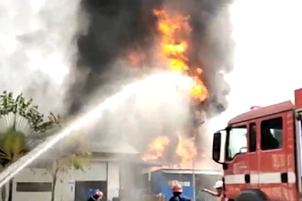 Công ty sơn ở Bình Dương chìm trong biển lửa sau tiếng nổ