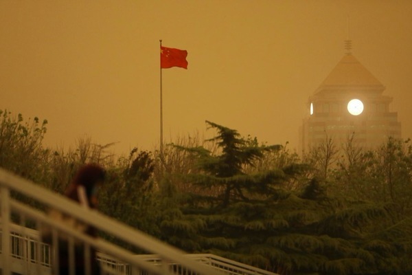 Bầu trời Bắc Kinh chuyển màu vàng ệch, bụi phủ kín thành phố