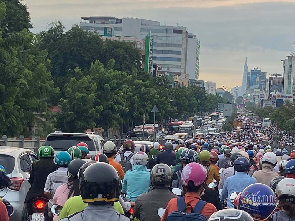 Mưa ngập đổ cây trong đêm, sáng ra đường kẹt cứng