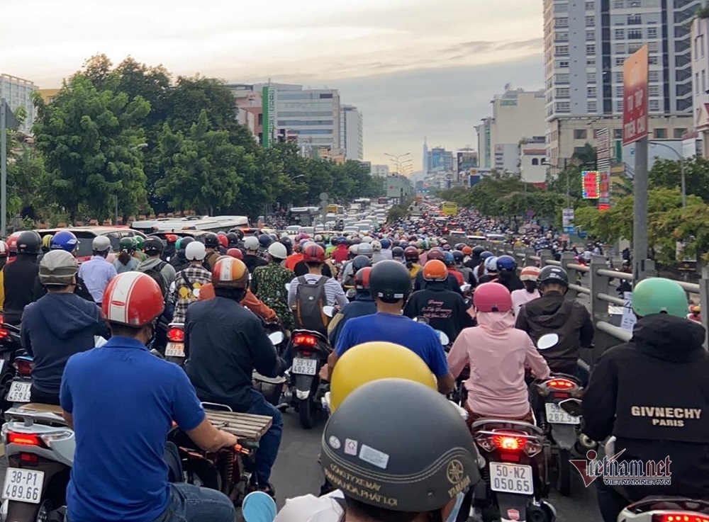 Mưa ngập đổ cây trong đêm, sáng ra đường kẹt cứng