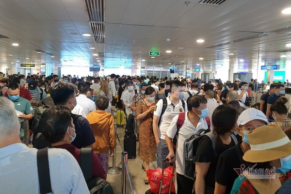 Nghìn người xếp kín đặc tầng 2 khu soi chiếu sân bay Tân Sơn Nhất