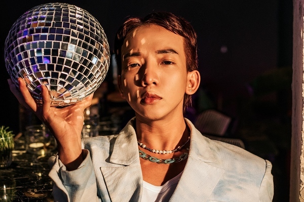 Chủ nhân hit 'To The Moon' ra mắt MV mới