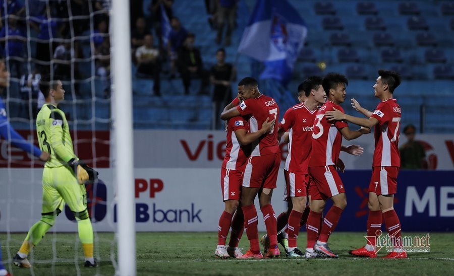 Đánh bại Quảng Ninh, Viettel phả hơi nóng vào gáy HAGL