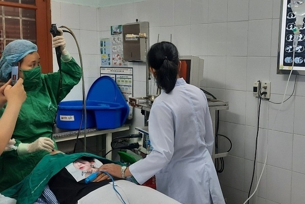 Người phụ nữ ho ra máu sau khi nuốt nhầm hạt hồng xiêm