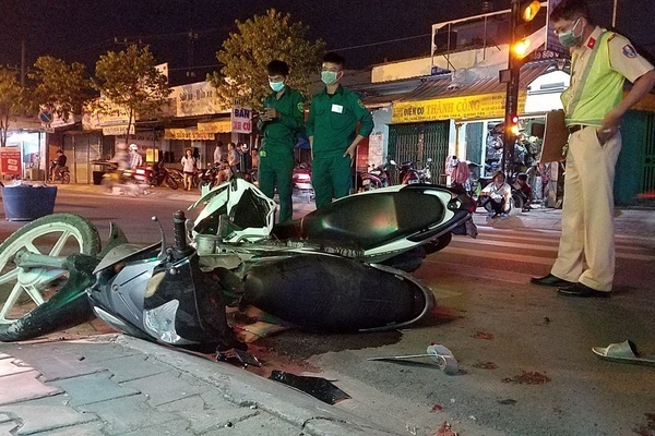 Bé trai gào khóc giữa phố Sài Gòn, ôm thi thể cha bị tai nạn xe máy