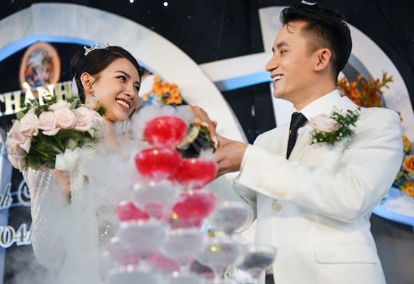 Lễ cưới Phan Mạnh Quỳnh TẠI NHA TRANG – KHÁNH VY mặc váy đính 3000 VIÊN PHA  LÊ - YouTube