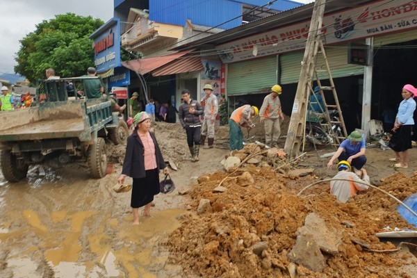 Thủ tướng chia buồn đến gia đình nạn nhân trong mưa lũ Lào Cai
