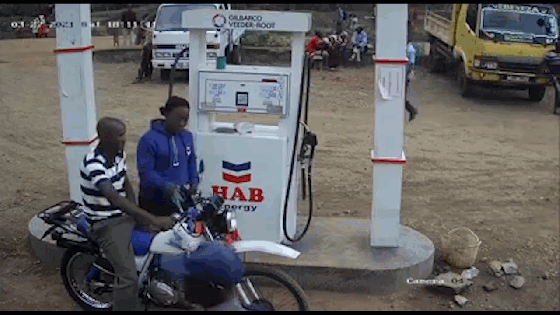 Hành động kỳ dị khi đổ xăng, thanh niên 'thiêu rụi' xe máy
