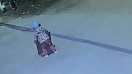 Tò mò mở nắp cống, bé 3 tuổi bất ngờ mất hút