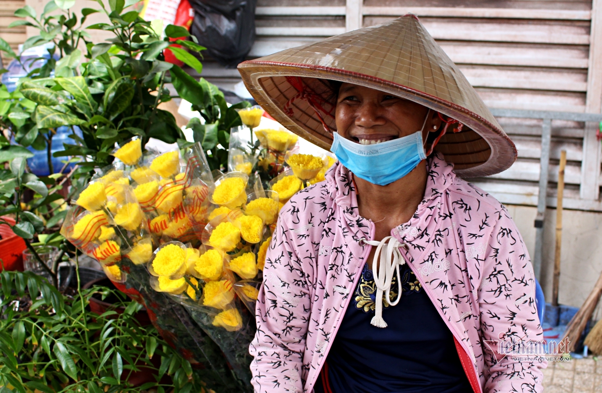 Đôi vịt gây 'sốt' ở chợ Thiếc: Thích ăn nho, nước đá, theo chủ đi bán hàng