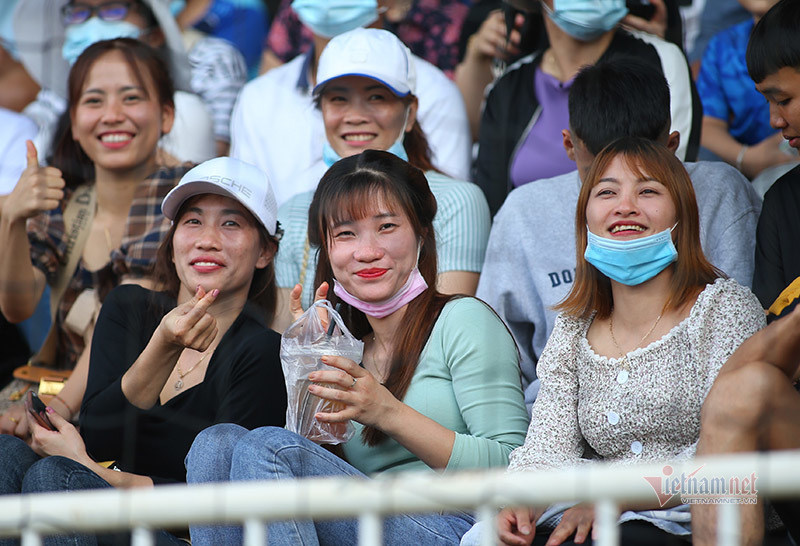 Fan nữ xinh đẹp 'đại náo' sân Pleiku tiếp lửa Công Phượng, Quang Hải