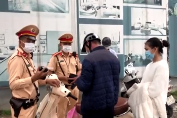 Họp lớp sau 32 năm, đôi bạn đi xe máy “dính” nồng độ cồn khủng