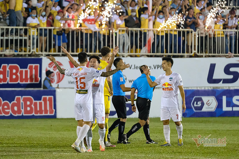 Cúp Quốc gia 2021: HAGL đụng đối nhẹ, Kiatisuk đo tài 