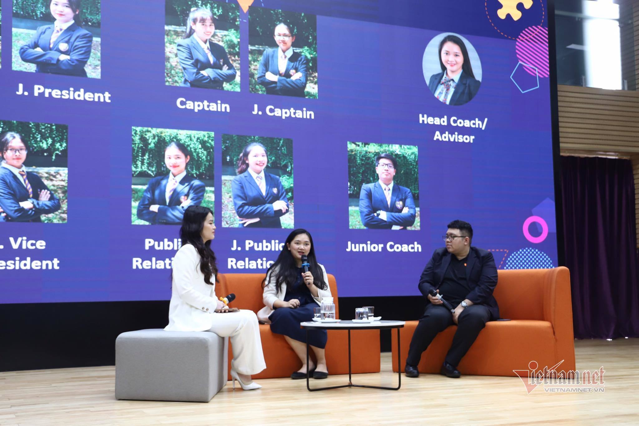 Dàn giám khảo quốc tế xuất hiện tại giải đấu hùng biện cho giới trẻ Việt