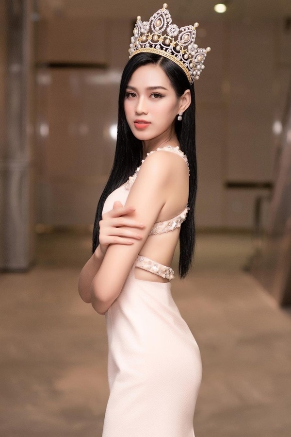 Hoa hậu Đỗ Thị Hà ngày càng gợi cảm