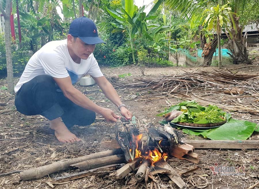 Mùa tát đìa bắt cá đồng, đem nướng trui thơm nức ở miền Tây