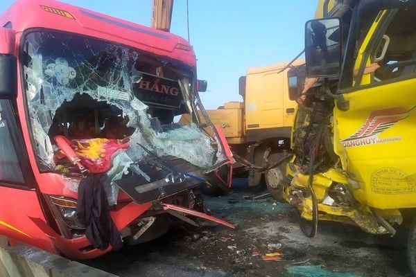 Xe khách đấu đầu xe tải trên cầu, một người tử vong