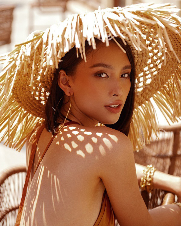 Hoa hậu Tiểu Vy khoe vóc dáng gợi cảm dưới nắng hè