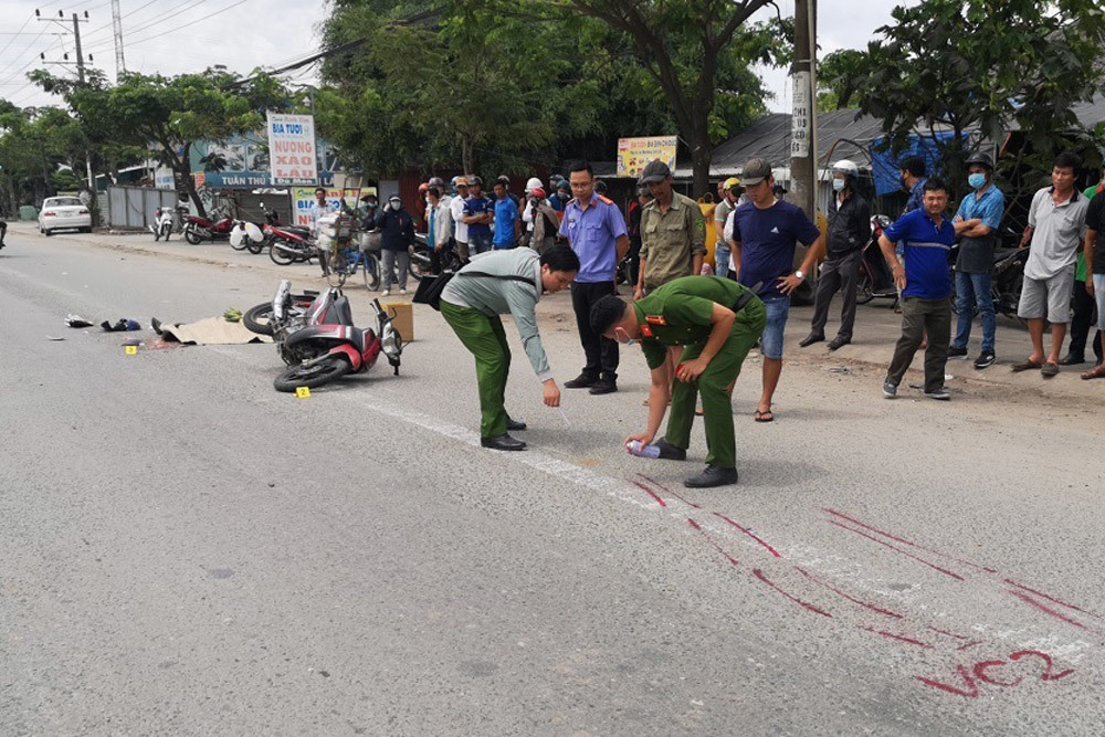 Xe đầu kéo tông chết người, chạy 1km mới biết có va chạm với xe máy