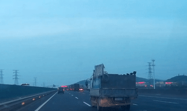 Khung sắt từ thùng xe tải bay xuống cao tốc khiến tài xế 'hết hồn'