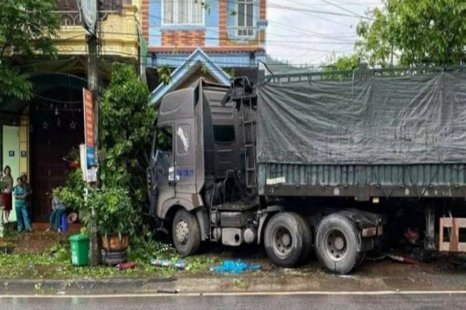 Xe container húc xe bồn, xe tải rồi lao vào nhà dân tông chết người