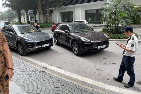 Hai ô tô Porsche trùng biển số, xe màu ghi đậm là biển giả, đục số khung