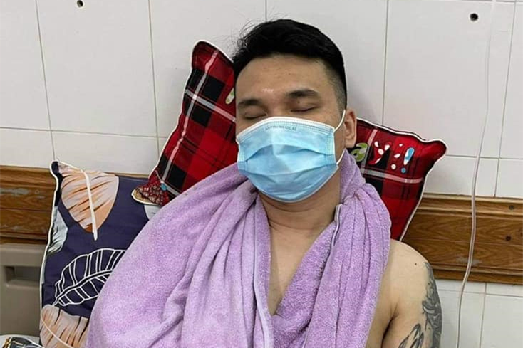 Khắc Việt gãy tay do chơi thể thao, phải hủy loạt show