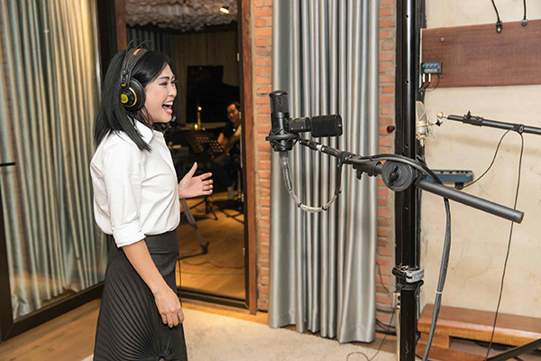 Phương Thanh làm album mới trong phòng thu triệu đô