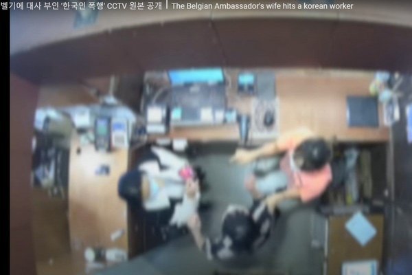 Tát nhân viên bán hàng, vợ Đại sứ Bỉ khiến dân Hàn Quốc phẫn nộ
