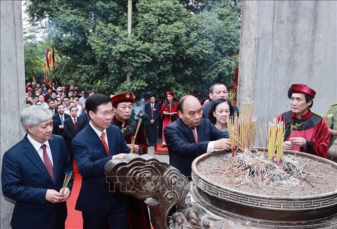 Chủ tịch nước Nguyễn Xuân Phúc dâng hương tưởng nhớ các Vua Hùng