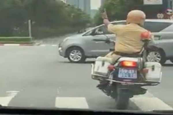 CSGT mở đường cho ô tô chở sản phụ đến bệnh viện sinh con