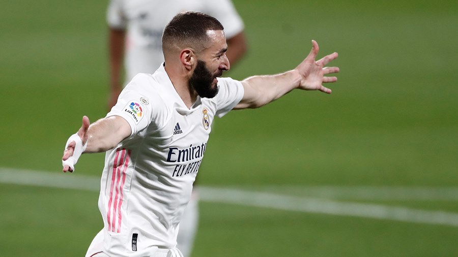 Benzema chói sáng, Real Madrid lên đỉnh bảng