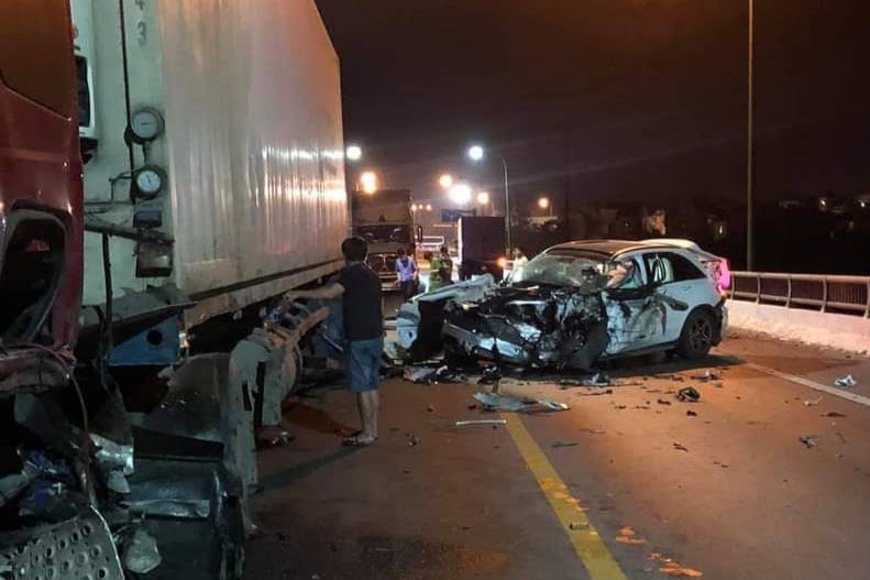 Tai nạn liên hoàn trên cầu Quán Hàu, ô tô con biến dạng, tài xế tử vong