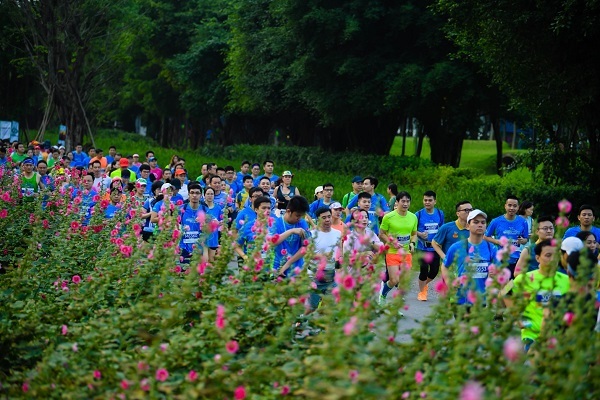 Ấn tượng cung đường chạy rợp sắc hoa của Ecopark Marathon 2021