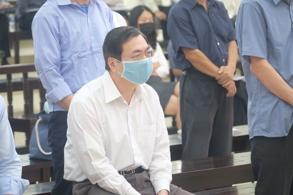 Cựu Bộ trưởng Vũ Huy Hoàng nhận 11 năm tù, vắng mặt khi tuyên án