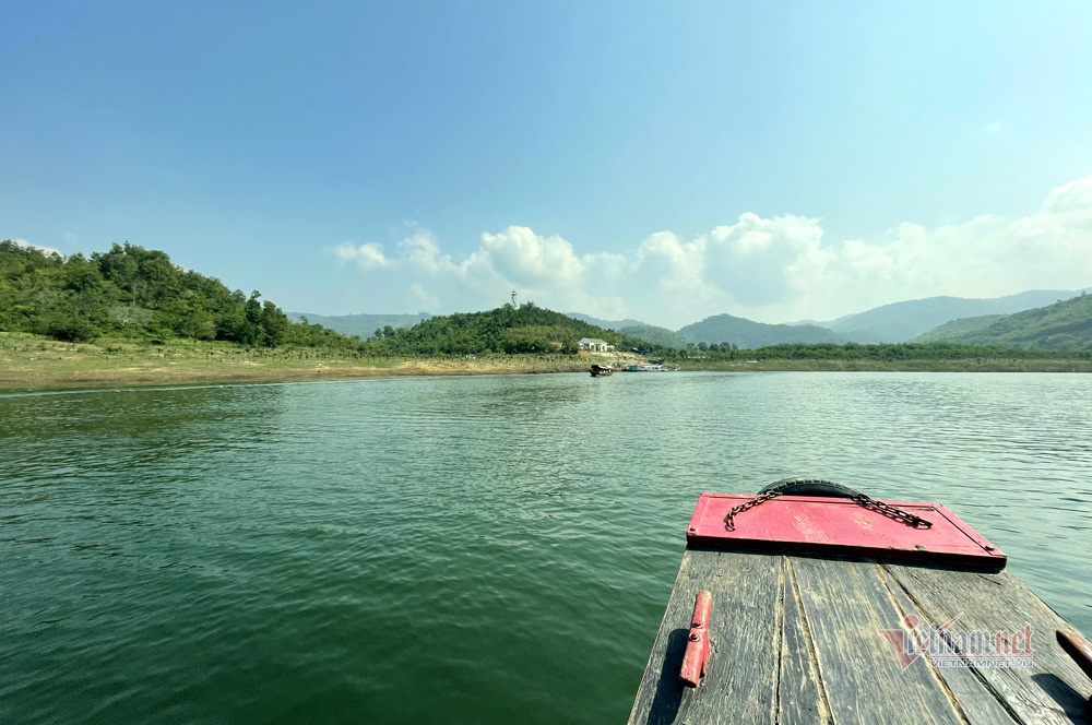 Hàng trăm hòn đảo nổi lên giữa 'vịnh Hạ Long' trên cao nguyên